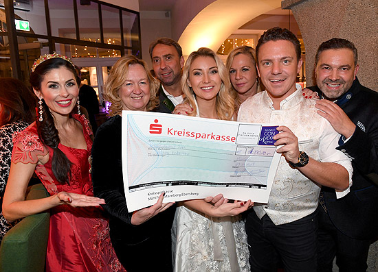 Jeanette Graf / Sylvia Paul ( Vorstand Stiftung Kinder Herz ) / Werner Hochreiter / Anna-Carina Woitschack / Birgit Fischer-Höper / Pedro da Silva  / "Christmas Charity Dinner" zugunsten der "Stiftung KinderHerz" im Lokal "Steirer am Markt" in München 29.November 2018  / ©Foto: BAgentur Schneider-Press/W.Breiteneicher